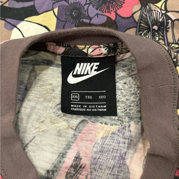 Nike Crop Top Graphic Tshirt - Picture 2 of 4